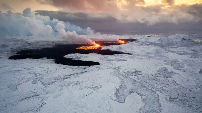 Hình ảnh kinh hoàng về núi lửa phun trào ở Iceland