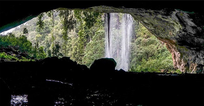 Điều gì khiến cho hang Kitum trở thành nơi nguy hiểm nhất trên Trái đất?