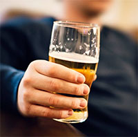 Uống bia giúp cơ thể đào thải nồng độ cồn nhanh hơn rượu?