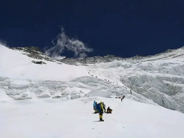 Thân núi Everest được cấu tạo từ đá và phù sa.