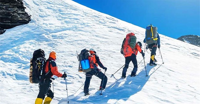 Tại sao việc leo lên đỉnh Everest phải bắt đầu lúc nửa đêm?