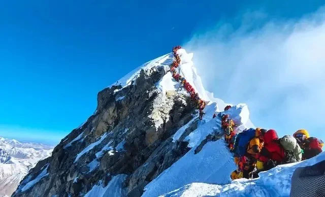 Leo núi Everest vào ban ngày không phải là không thể nhưng sẽ gặp nhiều nguy hiểm