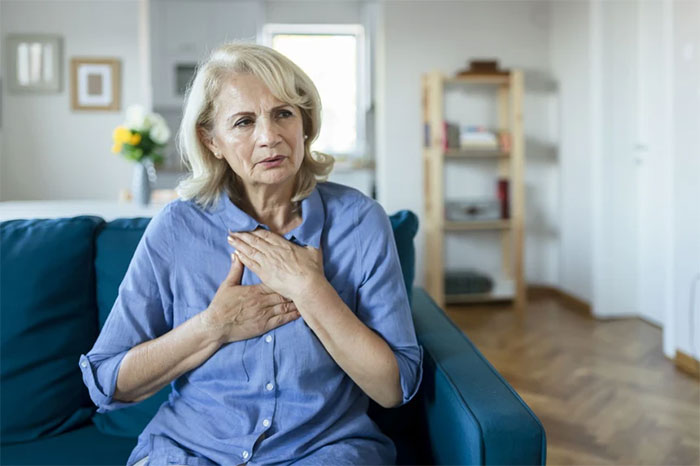  Giãn tĩnh mạch cổ có thể gây đau ngực, khó thở khi liên quan đến bệnh tim. 