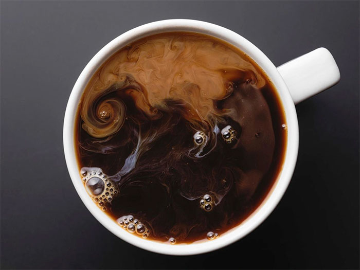 Thêm nước vào hạt cà phê trước khi xay mới là bí quyết để có một tách cà phê ngon