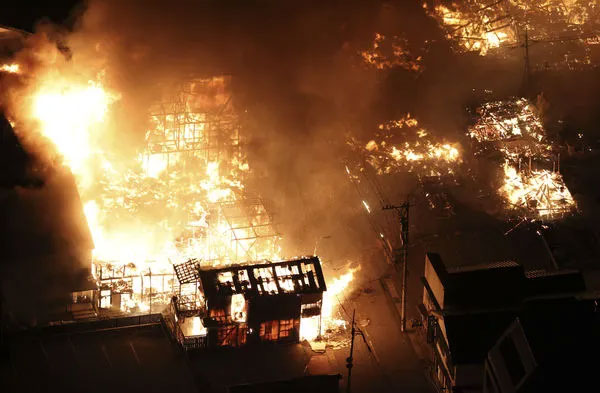 Thảm họa chồng chất ở Nhật Bản: Động đất khiến nhiều tòa nhà bốc cháy, hàng loạt thiết bị liên lạc bị gián đoạn