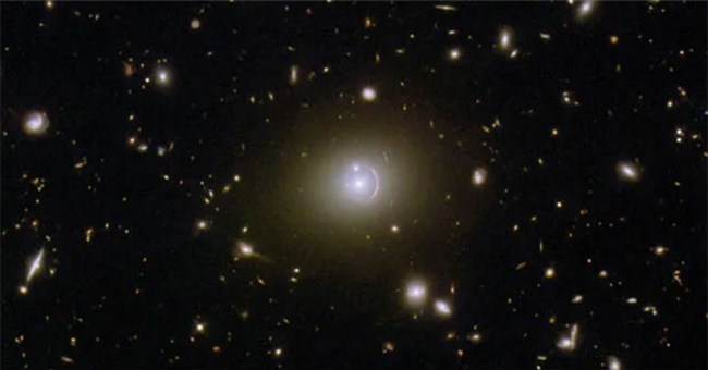 Vật thể cách xa 19,5 tỉ năm ánh sáng "xuyên không" đến Trái đất