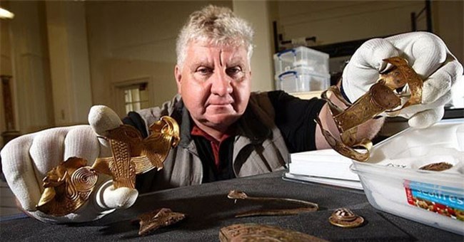 Bạn sang nhà chơi phát hiện "núi vàng, núi bạc hơn 100 tỷ": Chưa kịp vui mừng tình bạn lâu năm đã sứt mẻ!