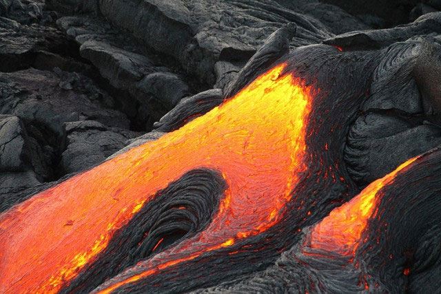 Magma rất giàu các chất có tính axit 