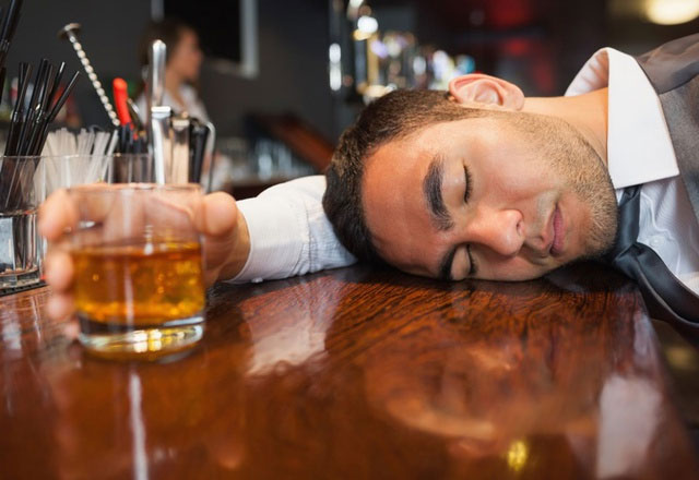 Sau khi uống rượu, nồng độ cồn đạt đỉnh điểm khi nào?