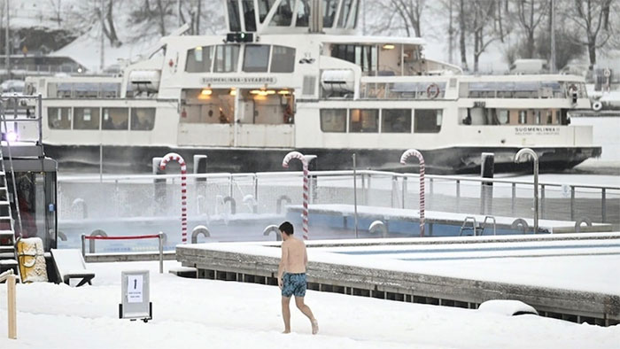 Người đàn ông đang đi qua bể bơi có tên Biển Allas ở phía nam thủ đô Helsinki, Phần Lan