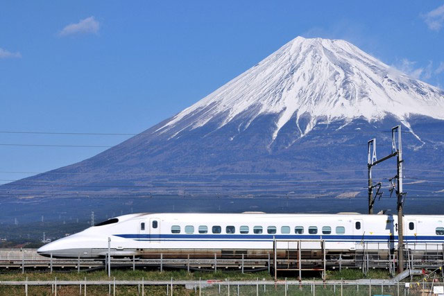 Các đoàn tàu Shinkansen là tàu đa đơn vị điện.
