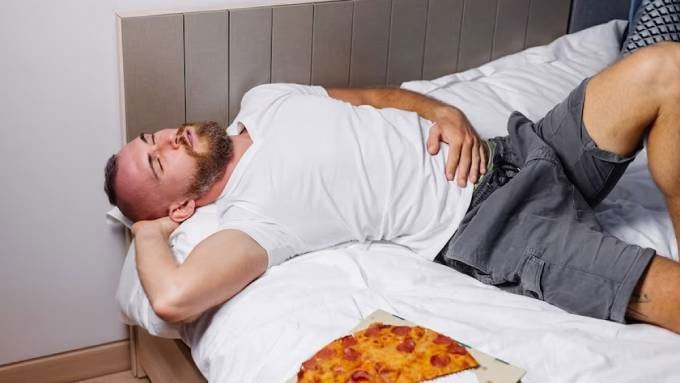 Điều gì xảy ra với hệ tiêu hóa khi nằm thẳng lưng ngay sau khi ăn?