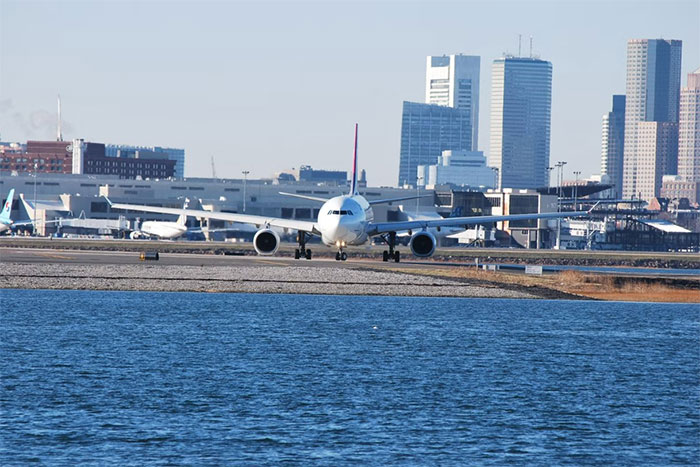 Sân bay Quốc tế Kansai phục vụ các chuyến bay cả nội địa và quốc tế.