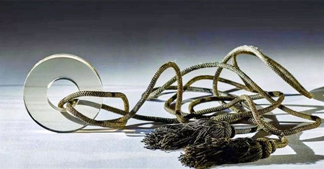 Tìm thấy vật thể hình tròn trong mộ cổ, chuyên gia bối rối: "Thứ này không thể xuất hiện ở đây!"