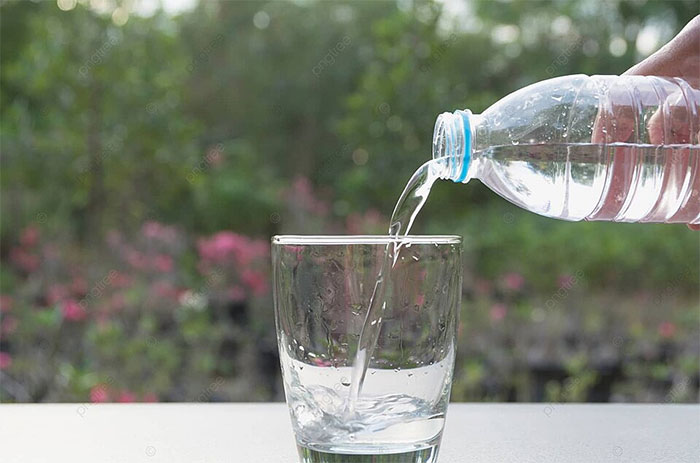Nghiên cứu của Viện Hàn lâm Khoa học Quốc gia Mỹ: Nước đóng chai chứa hàng trăm nghìn mảnh nhựa