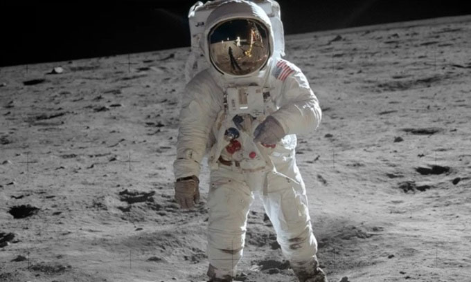 Neil Armstrong rất yêu thích bộ đồ không gian của Playtex.