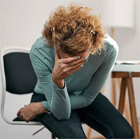 Cúi xuống bị đau đầu là bệnh gì? Có nguy hiểm không?