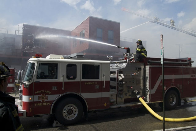 Hoạt động bí mật của lính cứu hỏa: Tại sao họ phun nước lên tường?