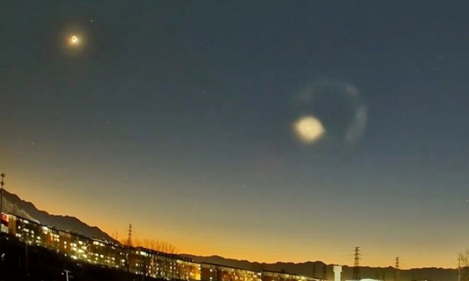Vật thể giống UFO bay ngang bầu trời Bắc Kinh