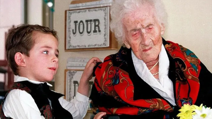 Bà Jeanne Calment (phải) được công nhận là người sống thọ nhất thế giới, khi thọ 122 tuổi.