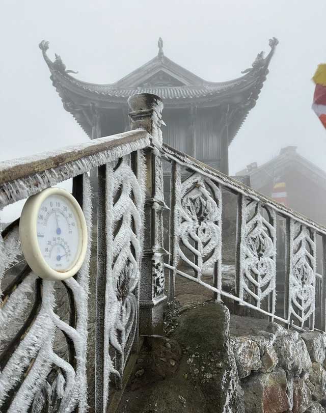 Snow and ice cover Dong Pagoda on Yen Tu peak