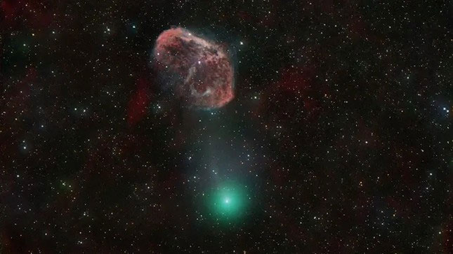 "Sao chổi ác" màu xanh lá cây tạo ra một tinh vân khi nó lao về phía Trái đất