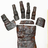 Găng tay bọc thép "phi thường" thế kỷ 14 được khai quật ở Thụy Sĩ