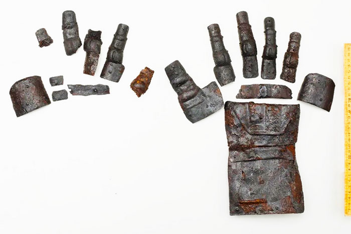 Găng tay bọc thép "độc lạ" thế kỷ 14 được khai quật ở Thụy Sĩ