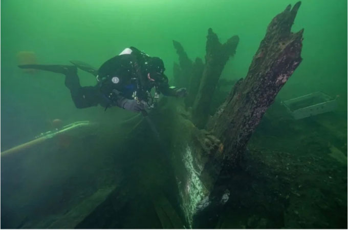 Khi đang lặn dưới biển, nhà khảo cổ giật mình phát hiện "thủy quái" ẩn náu trong xác tàu đắm 500 năm tuổi