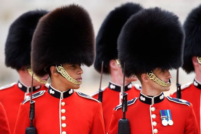  Những chiếc mũ da gấu truyền thống của Đội cận vệ Hoàng gia Anh 
