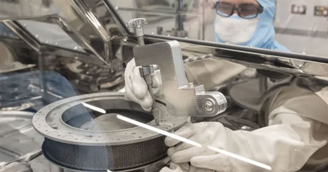 Vì sao NASA mất tới 3 tháng chỉ để mở hai chốt khóa trên hộp chứa đất đá thu thập từ nơi cách Trái đất 6,2 tỷ km?