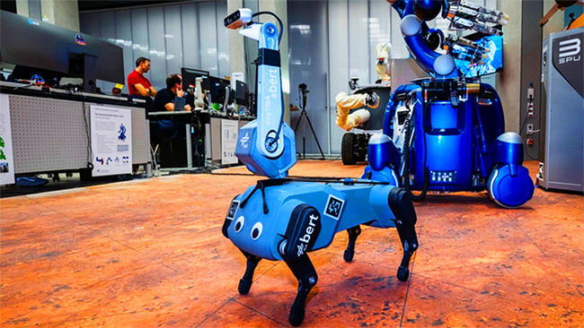 Phi hành gia điều khiển chú chó robot từ không gian