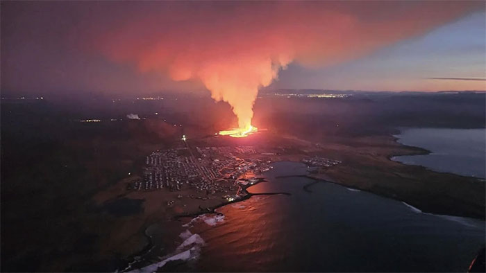 Thị trấn ở Iceland đối mặt với nguy cơ sụp đổ sau vụ phun trào núi lửa