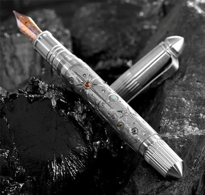 “Choáng” trước bút làm từ thiên thạch hơn 4 tỷ năm tuổi, giá cao ngất ngưởng