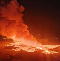 Núi lửa trên bán đảo Reykjanes của Iceland phun trào, bắn dung nham cao 80m