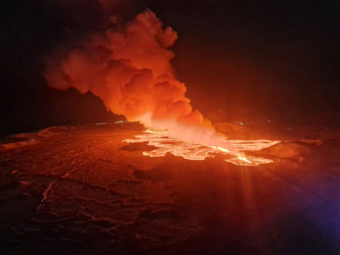 Núi lửa trên bán đảo Reykjanes của Iceland phun trào dung nham cao 80 mét