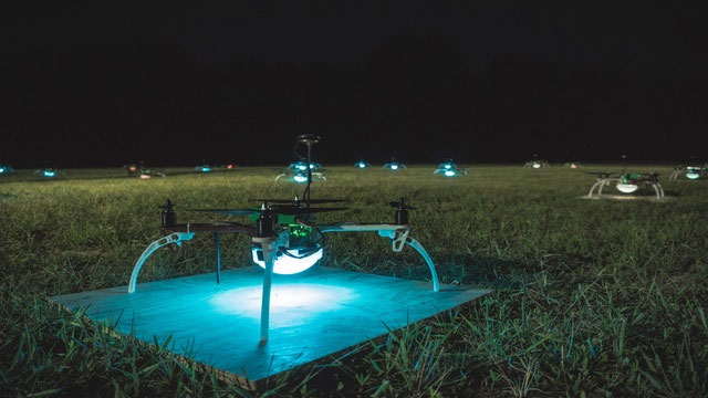 Vì sao hàng nghìn drone có thể “vẽ” họa tiết ánh sáng trên bầu trời đêm Hà Nội mà không va chạm nhau?