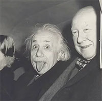 Câu chuyện đằng sau bức ảnh Einstein lè lưỡi lập dị