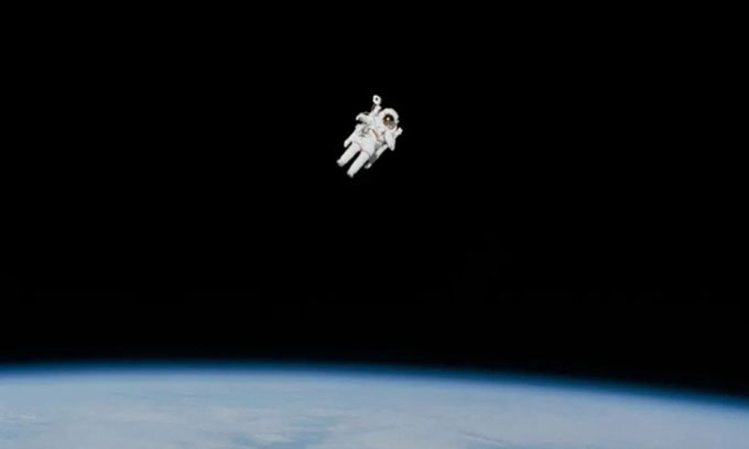 Phi hành gia Bruce McCandless II – Người đầu tiên bay tự do trong vũ trụ