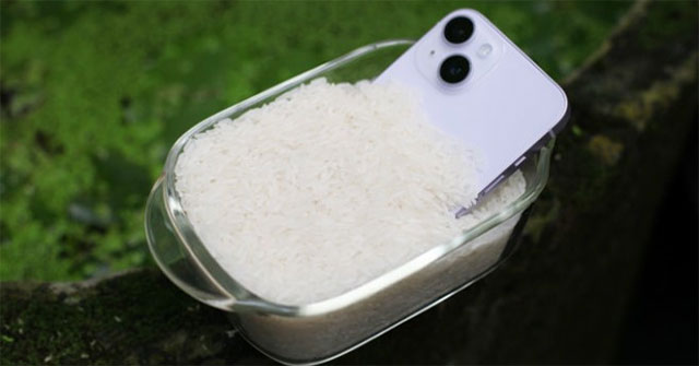 Apple chính thức cảnh báo người dùng không nên đặt iPhone ướt vào gạo
