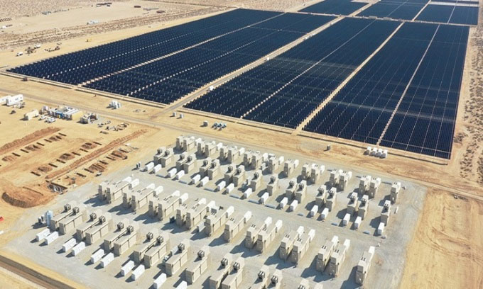 Nhà máy điện mặt trời và pin lưu trữ lớn nhất thế giới đi vào hoạt động