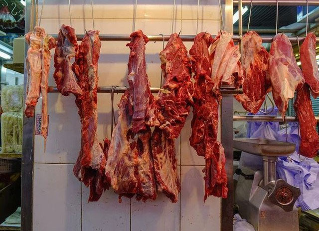 Tại sao thịt bò luôn treo trên cao còn thịt lợn luôn để dưới gầm bàn?