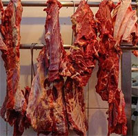 Tại sao thịt bò luôn treo trên cao, thịt lợn thì đặt dưới bàn? 