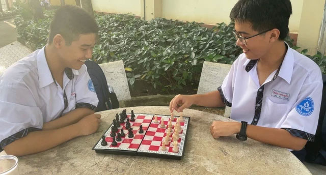 Học sinh chơi cờ vua từ sản phẩm nhựa sinh học của nhóm Net - Zero.