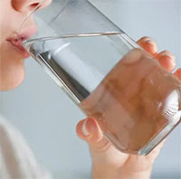 Uống nước trước khi đánh răng có khiến vi khuẩn vào dạ dày?