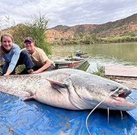 Cậu bé 11 tuổi câu được cá trê khổng lồ dài gần 3 mét