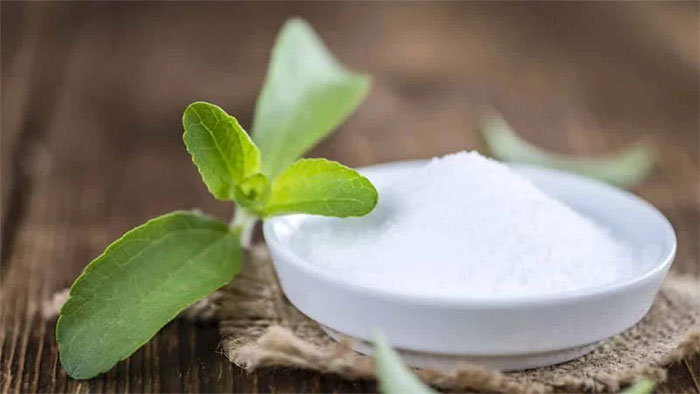 Stevia chứa hợp chất được gọi là steviol glycoside ngọt hơn đường mía khoảng 150–300 lần.