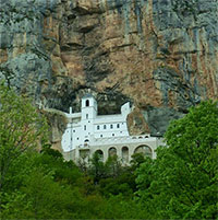 Độc đáo tu viện "cheo leo" bên vách núi ở Montenegro