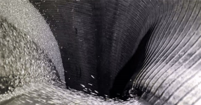 Góc quay từ bên trong này sẽ cho bạn thấy điều kỳ diệu khi bỏ "hạt cân bằng" vào lốp xe cũ