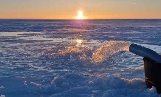 Nước biển sẽ đóng băng sau khi được bơm lên băng biển.